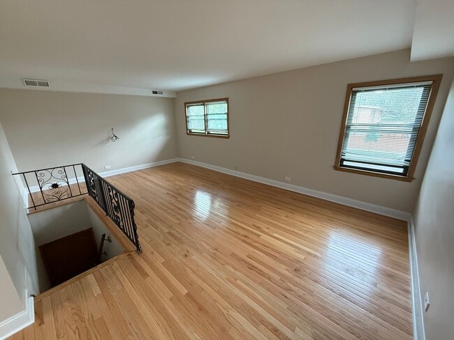 Building Photo - 6304 N Cicero Ave