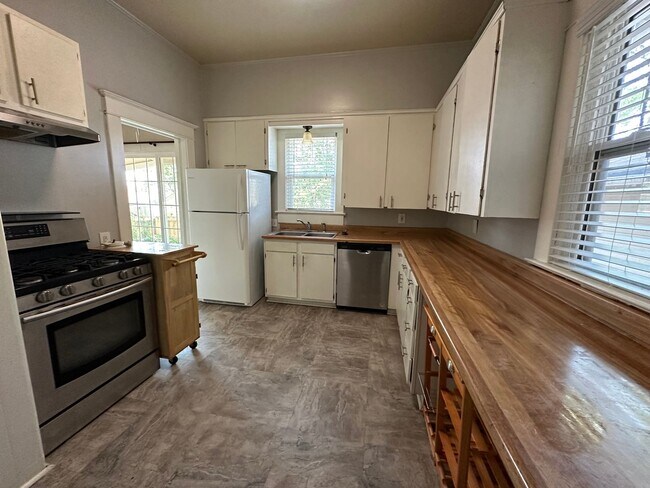 Foto del edificio - Introducing a charming 2-bedroom, 1.5-bath...