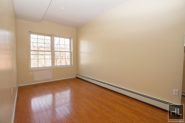 Building Photo - 1 Bed On Dekalb with shared outdoor space