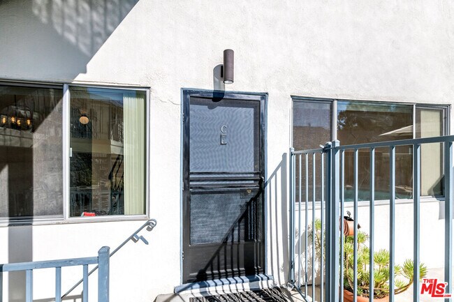 Foto del edificio - 4131 Warner Blvd
