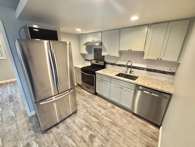 Building Photo - Renovated 1 Bedroom, Walk to Beach, W/D