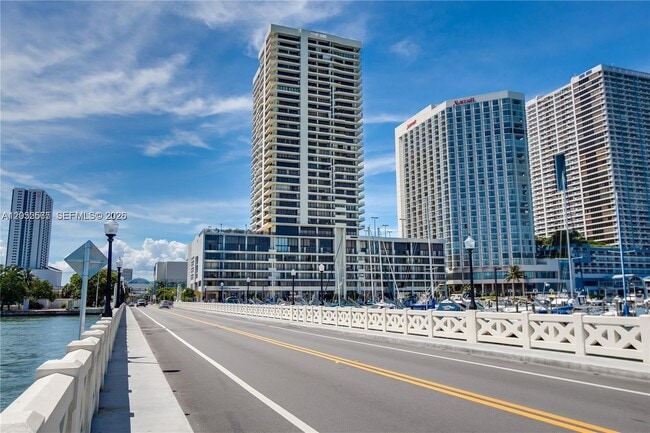 Foto del edificio - 555 NE 15th St