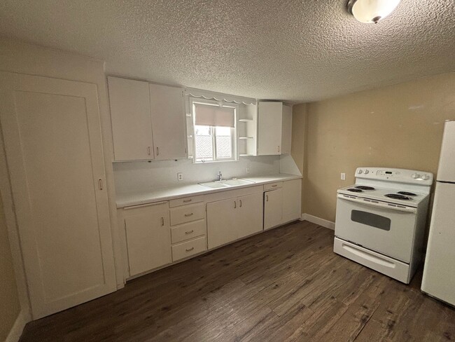 Building Photo - Cozy, Updated 3 bedroom Sandy home is a mu...