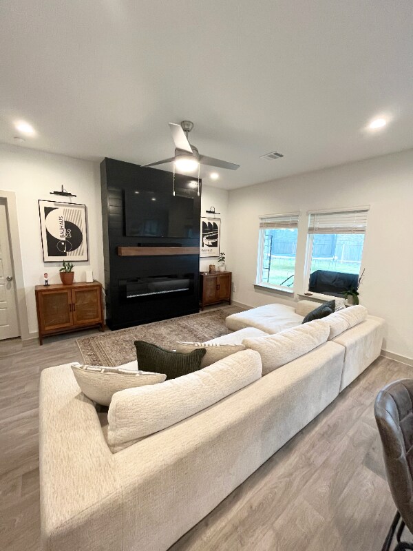 Foto del edificio - 8127 Buck Ln