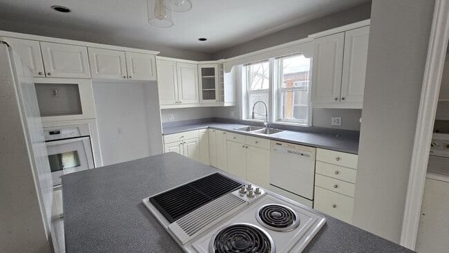 Building Photo - 97 Alma St