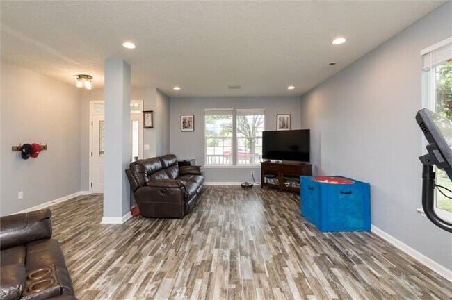 Building Photo - 17009 Lakeville Xing