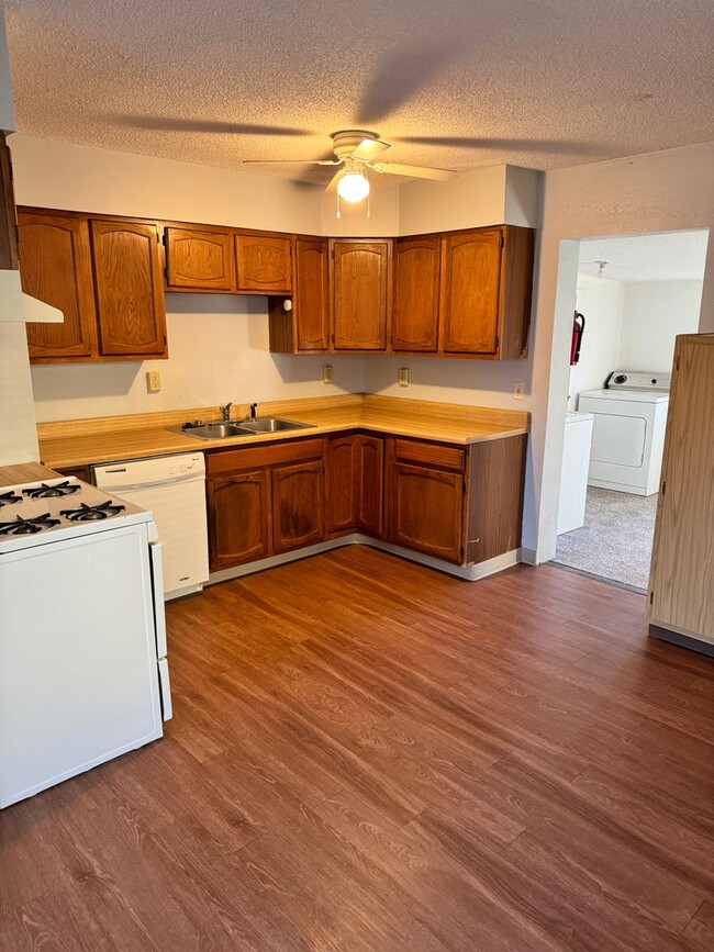 Building Photo - $1,300 | 3 Bedroom, 1 Bathroom House Avail...