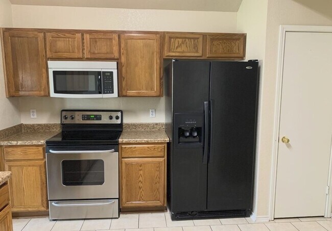 Foto del edificio - Lovely 3 bedroom 2 bath with Fireplace