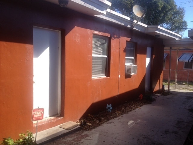 Photo - 2-1 house in Dania house