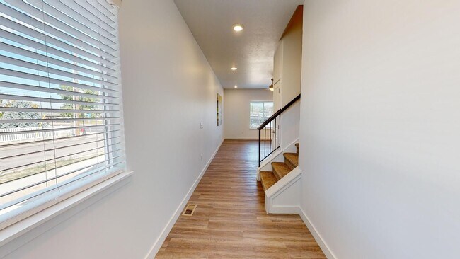 Building Photo - Beautiful 4-BED TOWNHOME FOR RENT