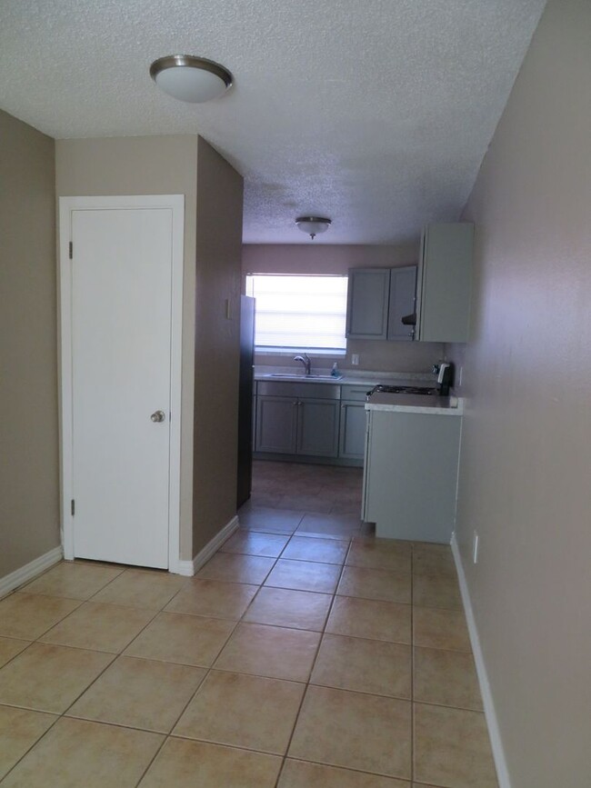 Building Photo - 2 BEDROOM 1.5 BATHS CONDO FOR RENT