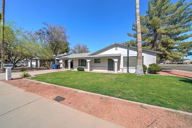 Building Photo - 5945 S Palm Dr