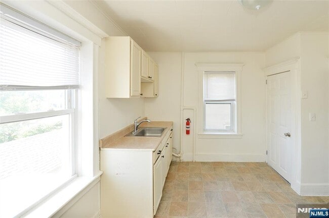 Building Photo - 39 Lodi St