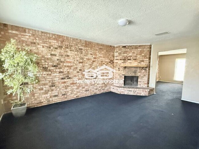 Building Photo - Duplex Ready for Move-in