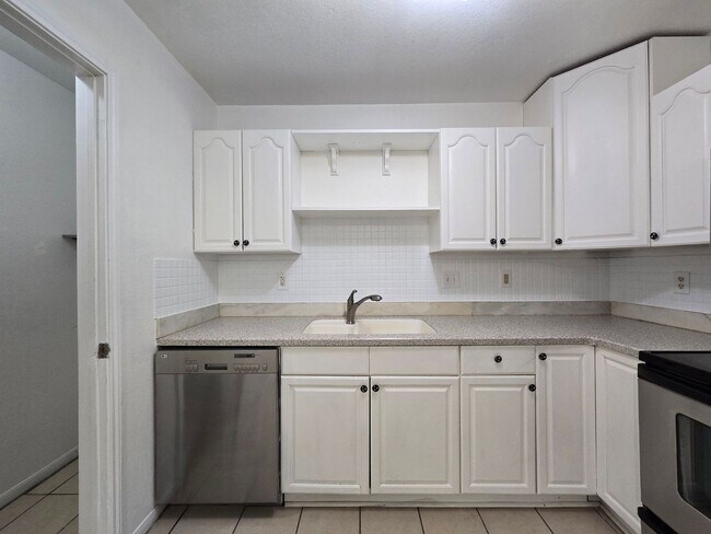 Building Photo - AVAILABLE NOW!