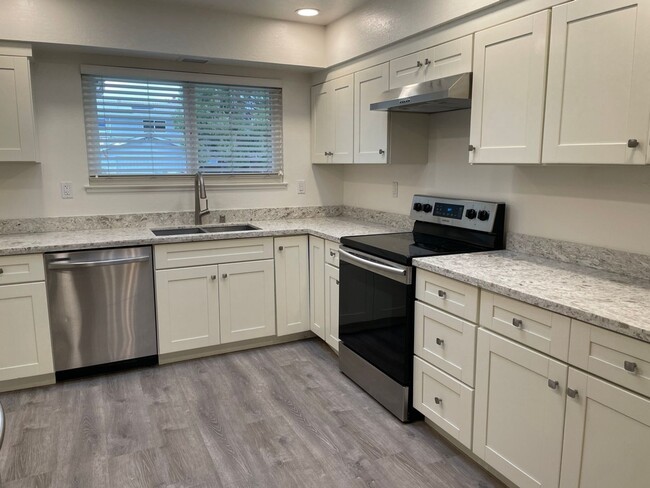 Building Photo - Beautiful Updated 4 Bedroom 2 Bath Home in...