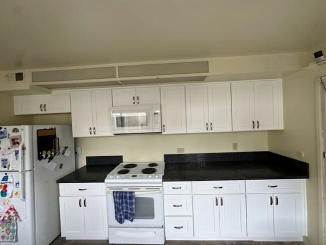 Building Photo - Townhome 3 bedroom 2 bath