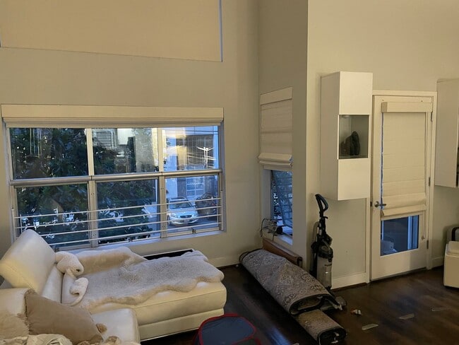 Foto del edificio - Modern Three Level 2 Bedroom/2 Bath Condo Loft Available Now!