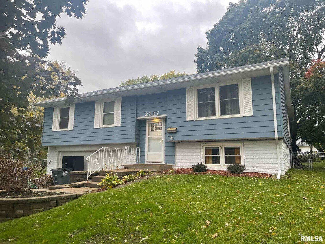 Primary Photo - 2237 Waveland Dr