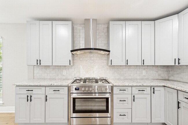 Building Photo - 10903 Holly Springs Dr