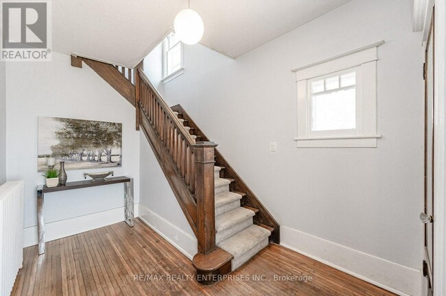 Building Photo - 293 Dundas St E