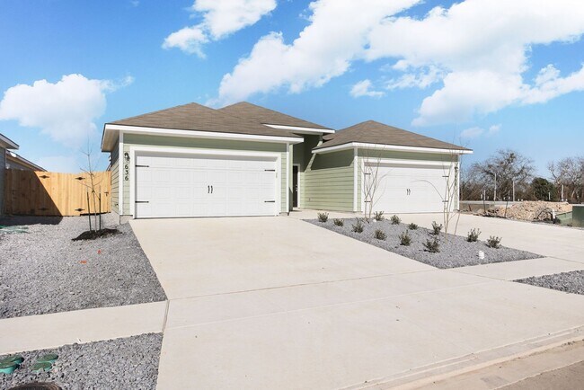 Building Photo - Spacious 3-Bed Jordan’s Creek Duplex
