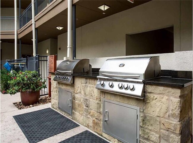 Building Photo - 302 N Lamar Blvd