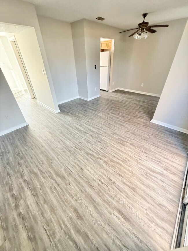 Foto del edificio - *** RENT READY!! Newly remodeled townhome!...