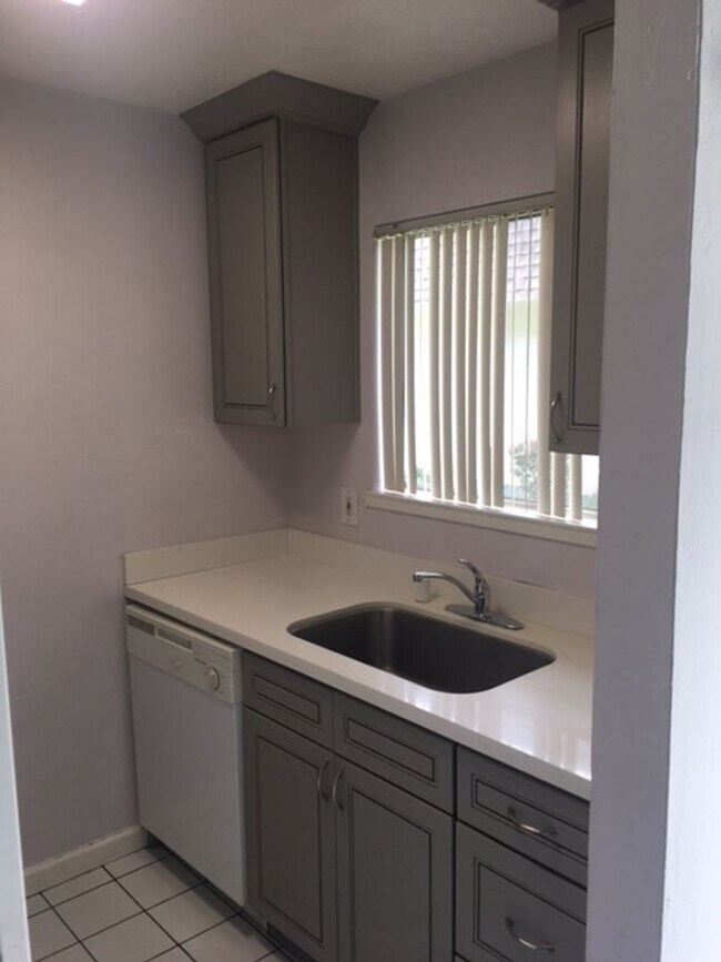 Building Photo - Great 2 bd 1 and 1/2 bath townhouse in sup...