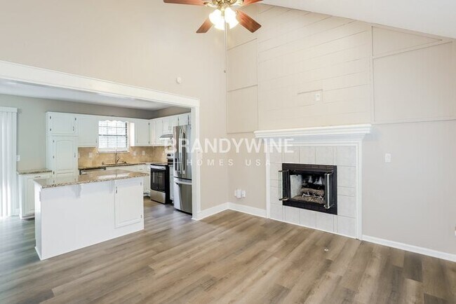 Building Photo - 521 SE Onyx Dr