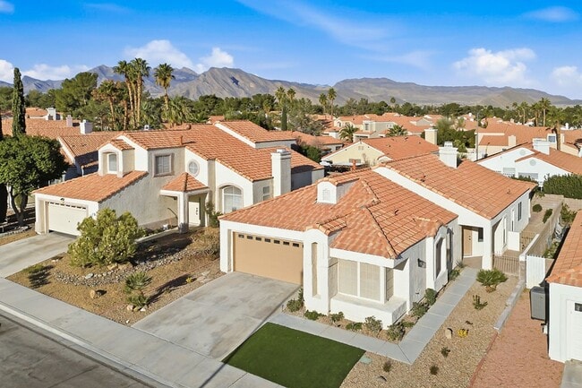 Foto del edificio - STUNNING DESERT SHORES MINUTES FROM THE LAKES!!!