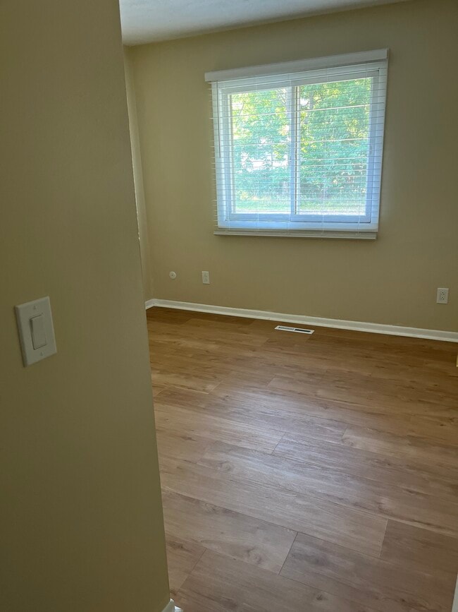 Building Photo - 1540 Burcham Dr