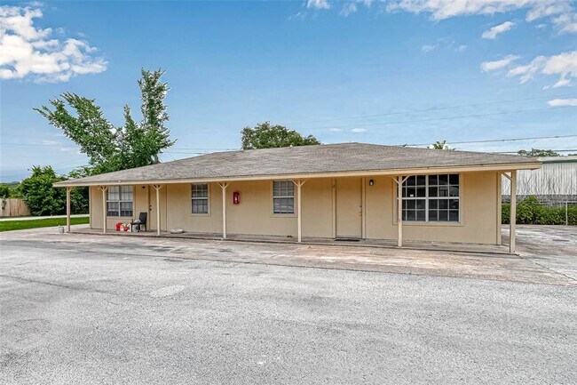 Building Photo - 8430 Round Rock Dr