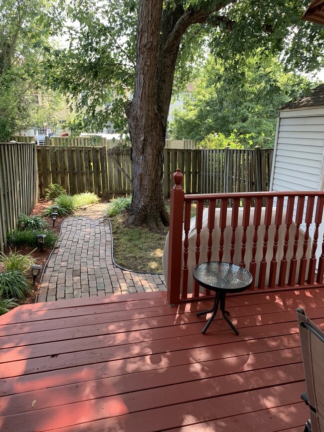 Foto del edificio - 3715 Hampton Ct