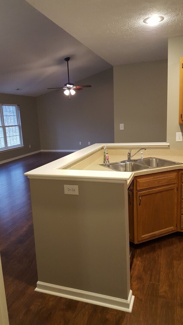 Foto del edificio - 3 bed, 2 bath Home with GARAGE! (July 2025)