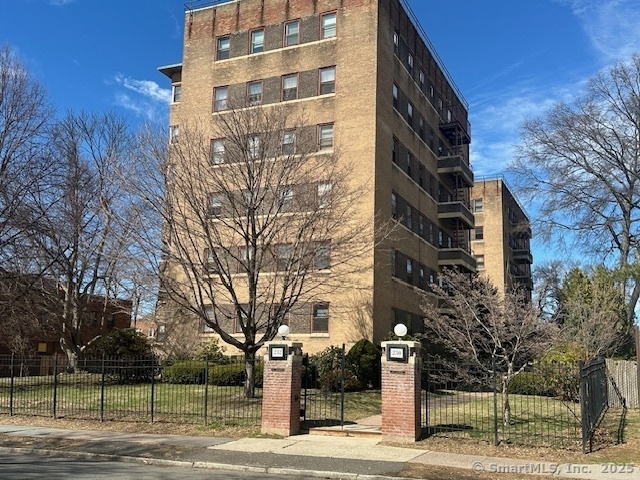 Foto del edificio - 230 Farmington Ave