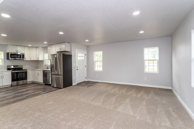 Building Photo - Beautifully Refurbished Home Near Downtown...