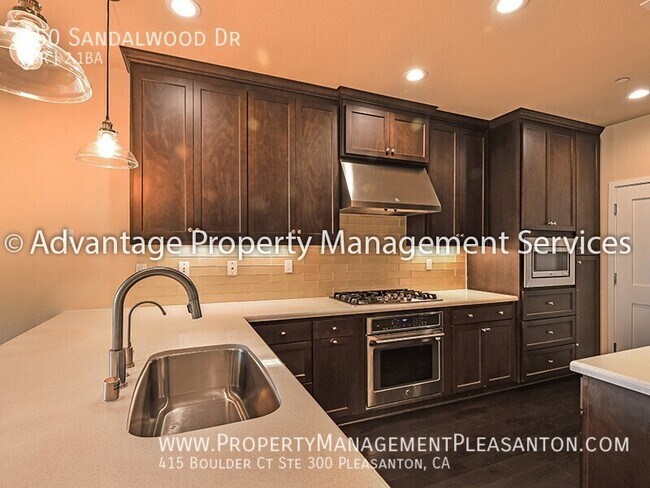 Foto del edificio - 550 Sandalwood Dr