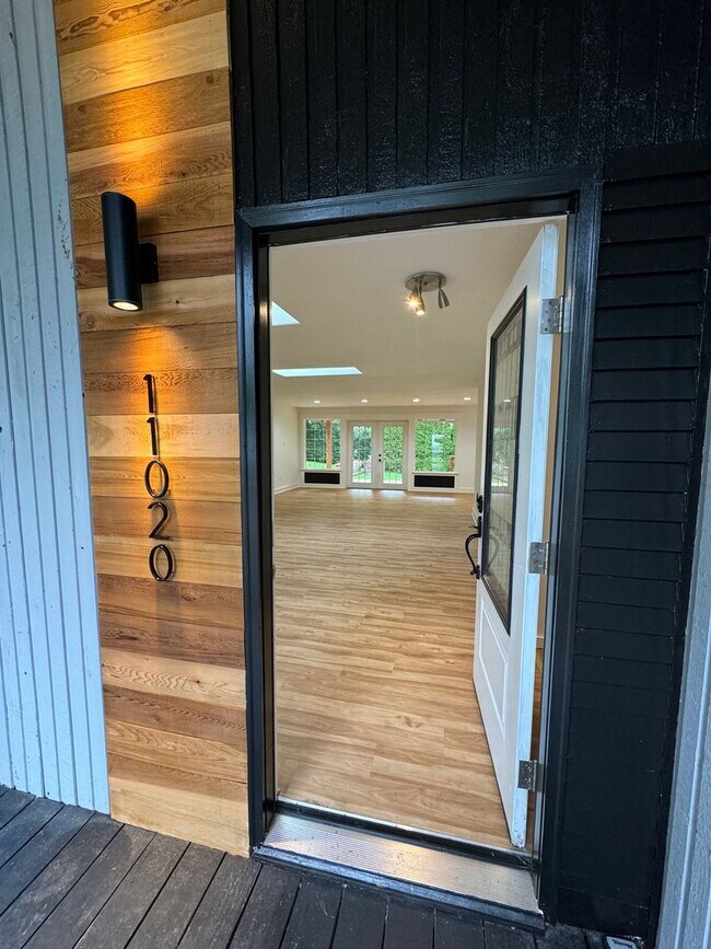 Building Photo - Spacious Updated home w/ daylight basement...
