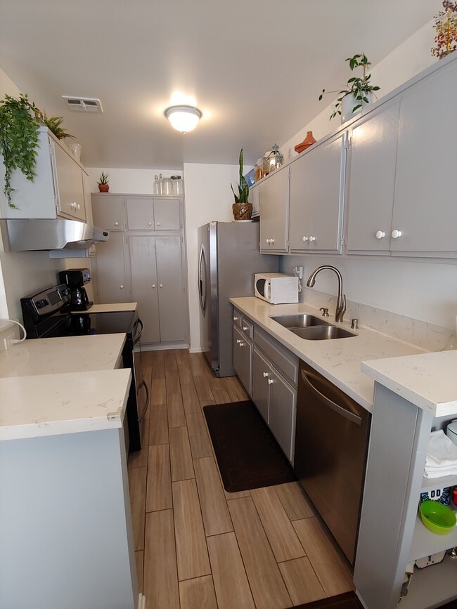 Photo - 5403 Newcastle Ave (Encino, CA) Apartment