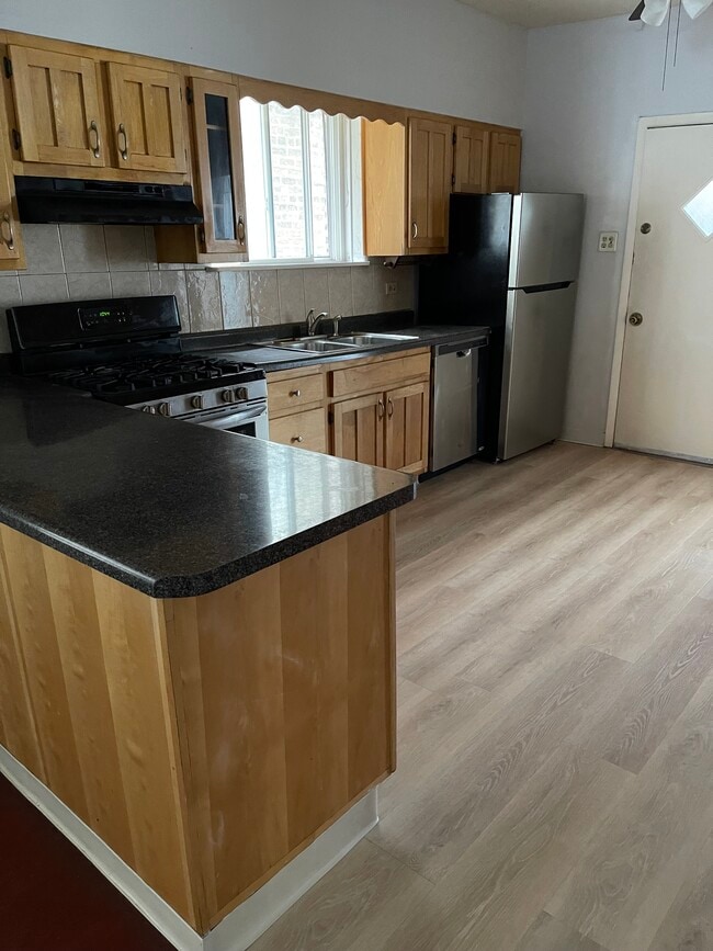 Building Photo - 4831 Greenleaf St