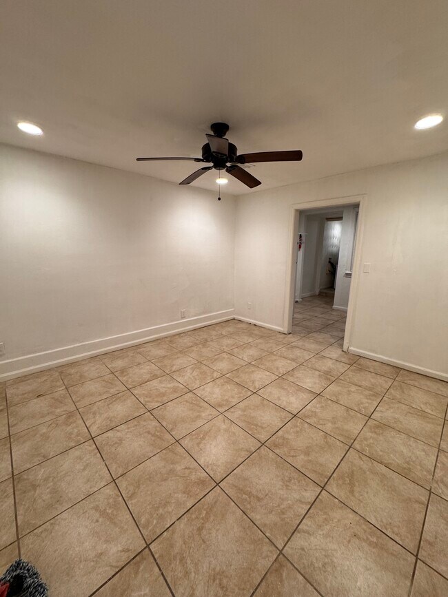 Foto del edificio - 871 W 37th St