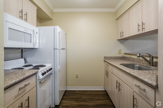 2BR, 2BA - 778SF - The Terraces - Senior 62+