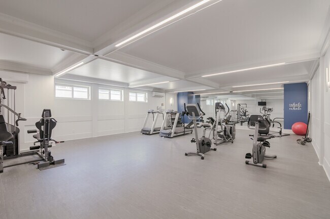 Building Photo - 4555 Av. Bonavista