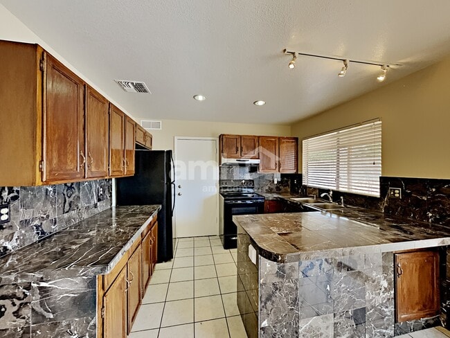 Building Photo - 1414 W Monona Dr