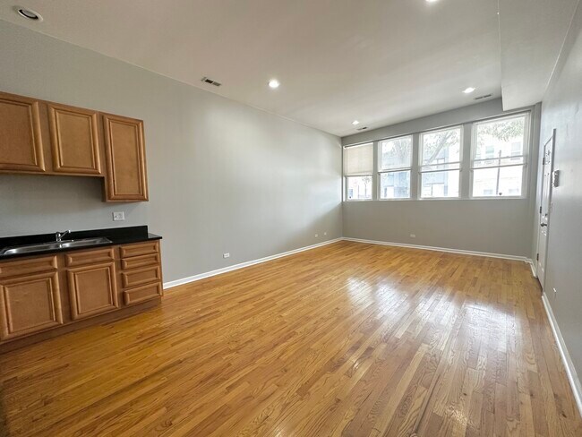 Foto del edificio - 2438 N Laramie Ave