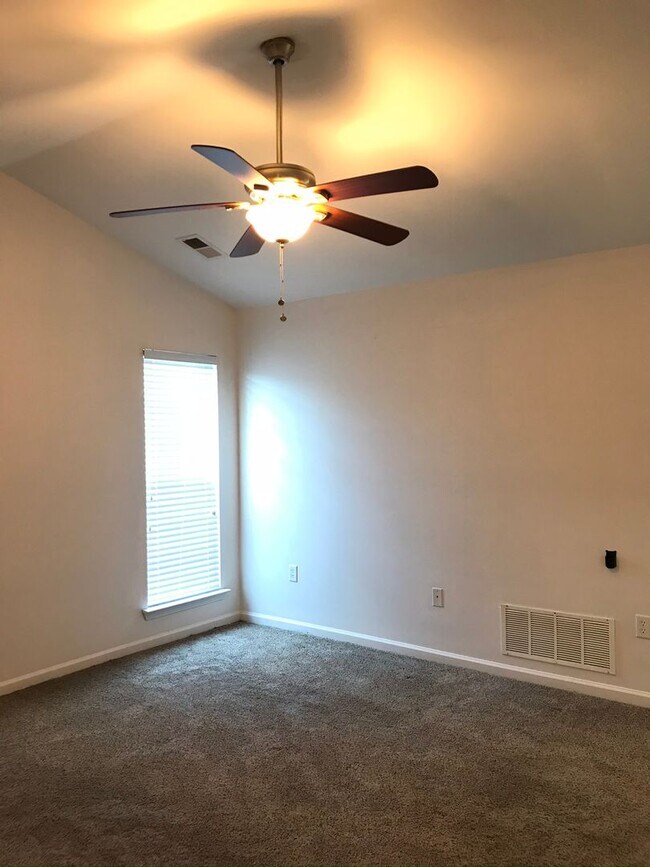 Foto del edificio - LVP FLOORING THROUGHOUT! 4 Bedrooms in Center Hill Elementary, Middle & High School District!