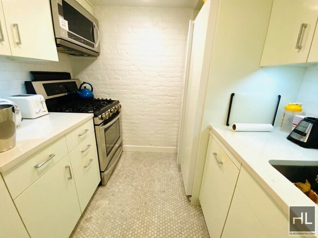 Foto del edificio - Beautiful Furnished Studio in Hell's Kitchen!