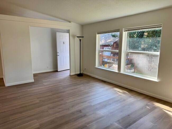 Building Photo - Remodeled Home on 1/2 Acre