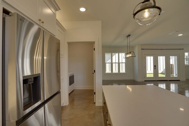 Building Photo - 302 Red Bird Ln